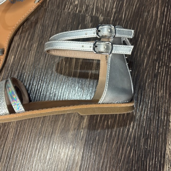 Girls size 2 gladiator style sandals with sparkle and shiny detail - Picture 3 of 6